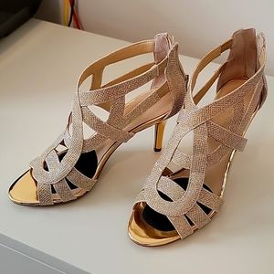 Like New! Sparkling gold dressy heels!
